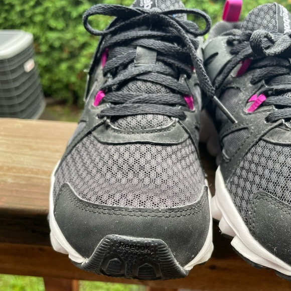 Reebok size 7 women running shoes black and fushia - Picture 5 of 10